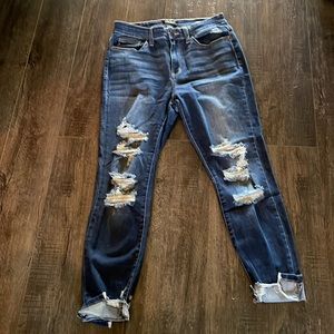 Distressed Judy Blue jeans… so cute!!! Skinny fit very comfortable and stretchy